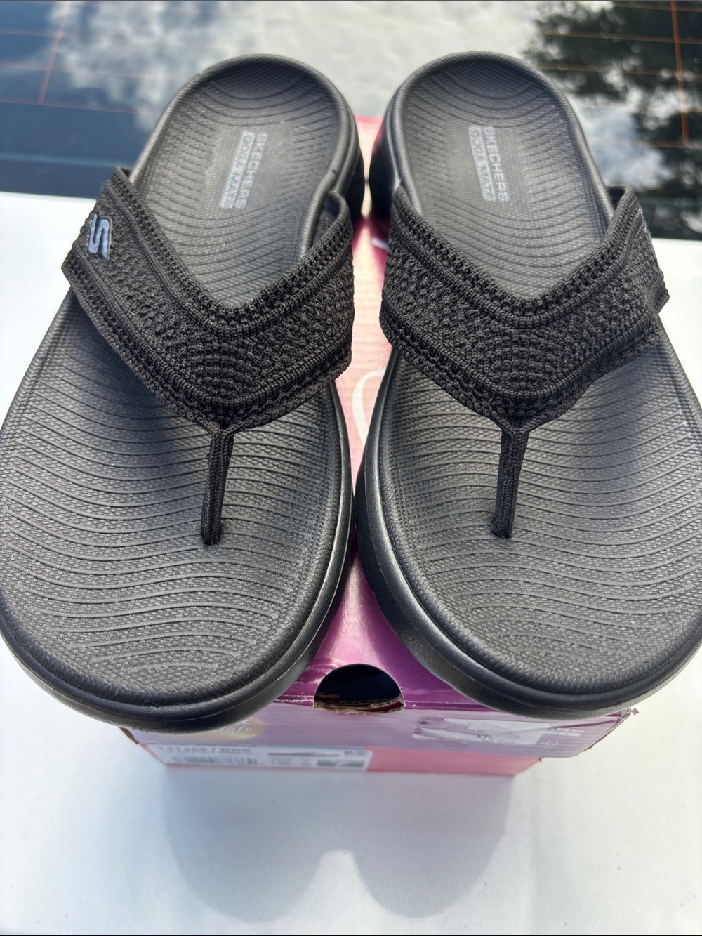 NWB Skechers go walk sandals Women’s Black Crochet-Trim Thong Sandals size 7